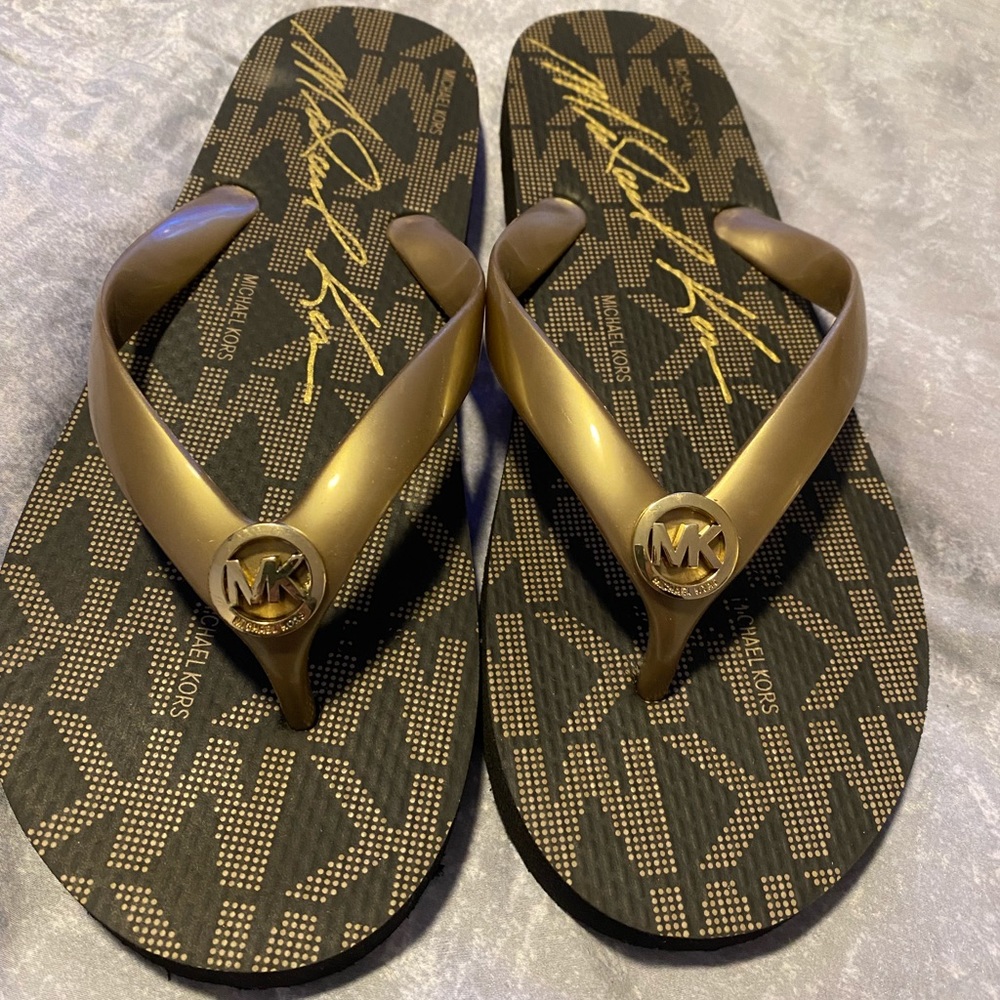 Michael Kors flip flop wore a handful of times lightly.